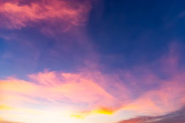 Güneş, gökyüzü bulutlar ve gökyüzünde güneş ile gündoğumu.