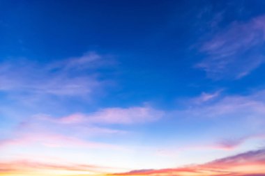 Güneş, gökyüzü bulutlar ve gökyüzünde güneş ile gündoğumu.