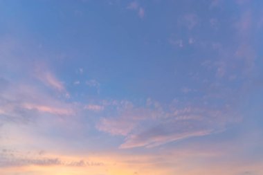 Güneş, gökyüzü bulutlar ve gökyüzünde güneş ile gündoğumu.