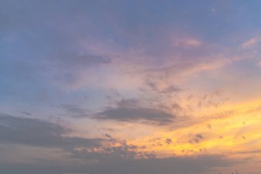 Güneş, gökyüzü bulutlar ve gökyüzünde güneş ile gündoğumu.