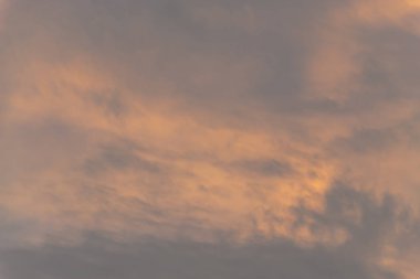 Güneş, gökyüzü bulutlar ve gökyüzünde güneş ile gündoğumu.