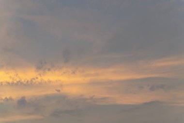 Güneş, gökyüzü bulutlar ve gökyüzünde güneş ile gündoğumu.