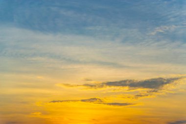 Güneş, gökyüzü bulutlar ve gökyüzünde güneş ile gündoğumu.