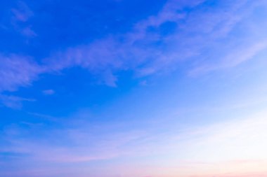 Güneş, gökyüzü bulutlar ve gökyüzünde güneş ile gündoğumu.