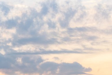 Güneş, gökyüzü bulutlar ve gökyüzünde güneş ile gündoğumu.