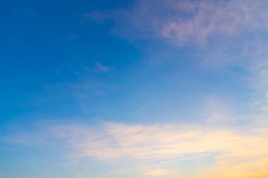 Güneş, gökyüzü bulutlar ve gökyüzünde güneş ile gündoğumu.