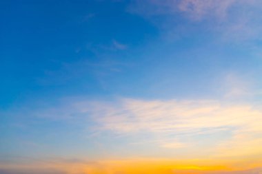 Güneş, gökyüzü bulutlar ve gökyüzünde güneş ile gündoğumu.