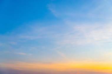 Güneş, gökyüzü bulutlar ve gökyüzünde güneş ile gündoğumu.