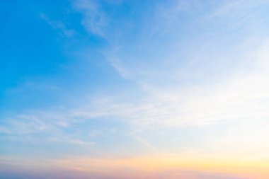 Güneş, gökyüzü bulutlar ve gökyüzünde güneş ile gündoğumu.