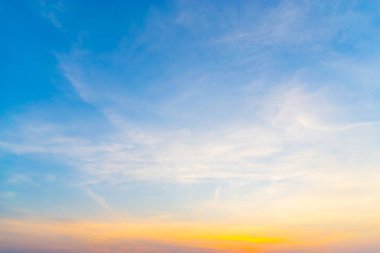 Güneş, gökyüzü bulutlar ve gökyüzünde güneş ile gündoğumu.