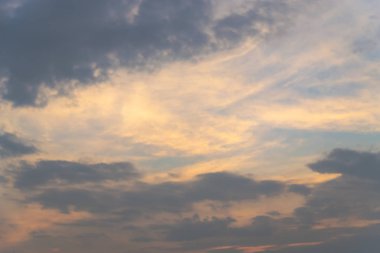 Güneş, gökyüzü bulutlar ve gökyüzünde güneş ile gündoğumu.