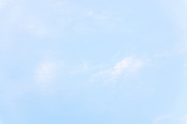 Güneş, gökyüzü bulutlar ve gökyüzünde güneş ile gündoğumu.