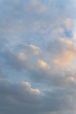 Güneş, gökyüzü bulutlar ve gökyüzünde güneş ile gündoğumu.