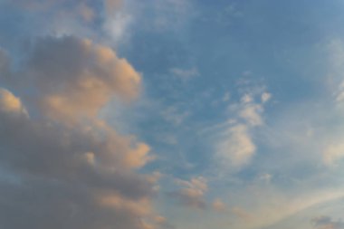 Güneş, gökyüzü bulutlar ve gökyüzünde güneş ile gündoğumu.