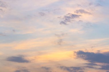 Güneş, gökyüzü bulutlar ve gökyüzünde güneş ile gündoğumu.