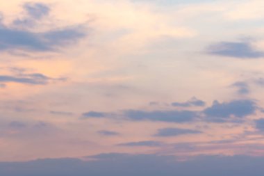 Güneş, gökyüzü bulutlar ve gökyüzünde güneş ile gündoğumu.