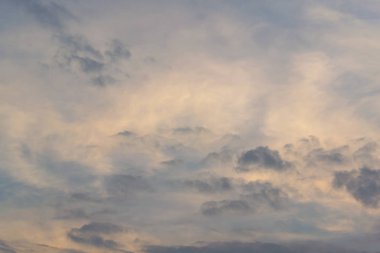 Güneş, gökyüzü bulutlar ve gökyüzünde güneş ile gündoğumu.