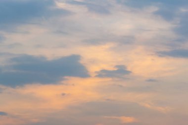 Güneş, gökyüzü bulutlar ve gökyüzünde güneş ile gündoğumu.