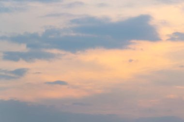 Güneş, gökyüzü bulutlar ve gökyüzünde güneş ile gündoğumu.