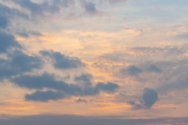 Güneş, gökyüzü bulutlar ve gökyüzünde güneş ile gündoğumu.