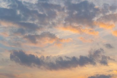 Güneş, gökyüzü bulutlar ve gökyüzünde güneş ile gündoğumu.