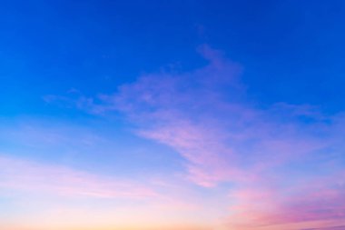 Bulutlar doğa bir parlak gökyüzü gün içinde.