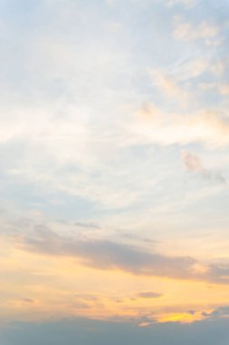 Bulutlar doğa bir parlak gökyüzü gün içinde.