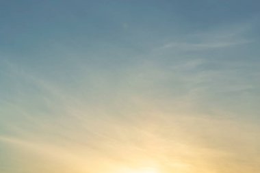 Bulutlar doğa bir parlak gökyüzü gün içinde.