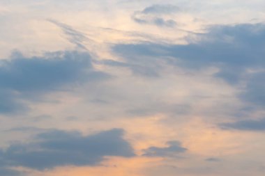 Bulutlar doğa bir parlak gökyüzü gün içinde.