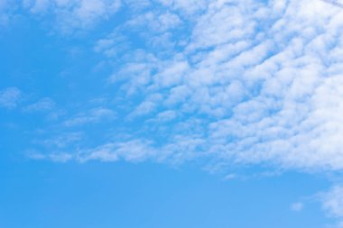 Bulutlar doğa bir parlak gökyüzü gün içinde.