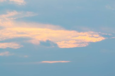 Bulutlar doğa bir parlak gökyüzü gün içinde.