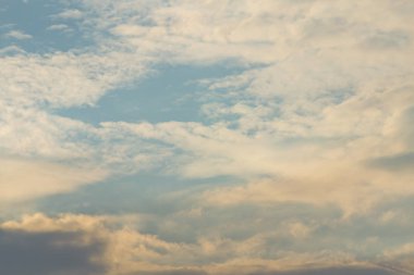 Bulutlar doğa bir parlak gökyüzü gün içinde.