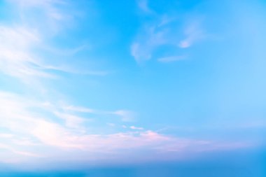 Bulutlar doğa bir parlak gökyüzü gün içinde.