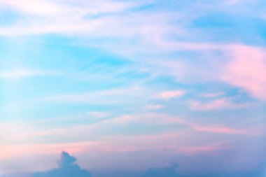 Bulutlar doğa bir parlak gökyüzü gün içinde.