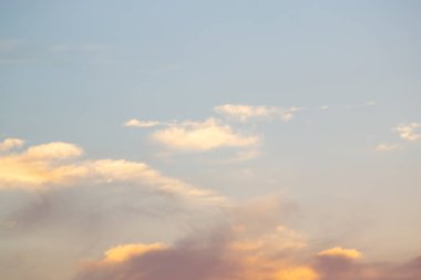 Güneş ışığı güzel yüzeyinde bulut gölgesi aracılığıyla parlar.