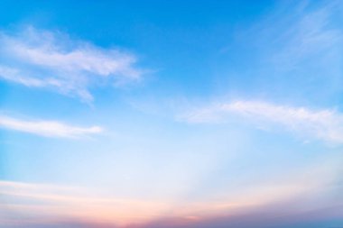 Bulutlar doğa bir parlak gökyüzü gün içinde.