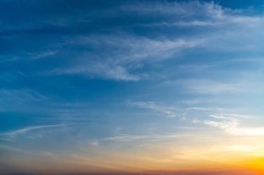 Bulutlar doğa bir parlak gökyüzü gün içinde.