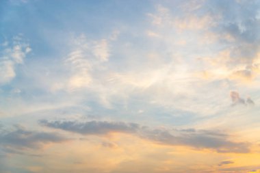 Beyaz bulut içinde elektronik bağlantı.