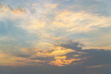 Beyaz bulut içinde elektronik bağlantı.