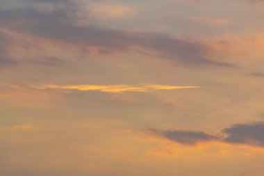 Beyaz bulut içinde elektronik bağlantı.