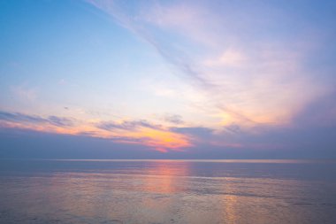 Deniz ve gökyüzü sezon boyunca parlak bak.