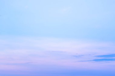 Bulutlar gökyüzü ve güneş yaz akşamı.