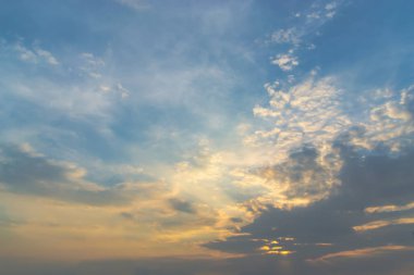 Yazın beyaz bulutlu gökyüzü.