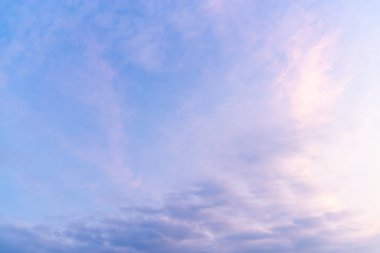 Yazın beyaz bulutlu gökyüzü.