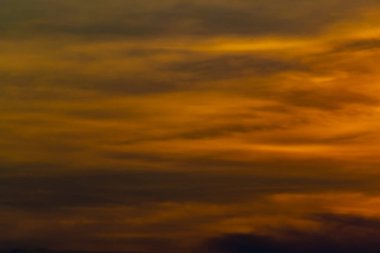 Bulutlar gökyüzü ve güneş yaz akşamı.