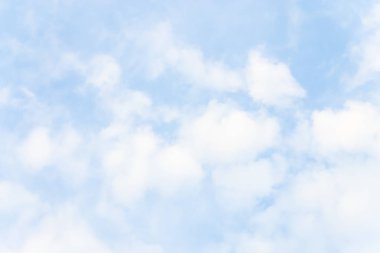 Yazın beyaz bulutlu gökyüzü.