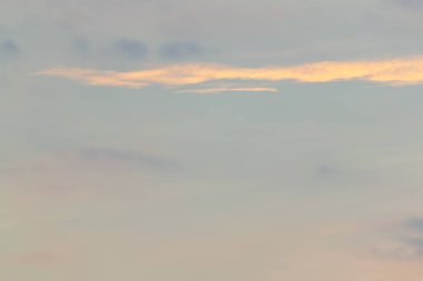 Yazın beyaz bulutlu gökyüzü.