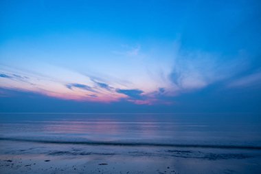 Deniz ve gökyüzü sezon boyunca parlak bak.