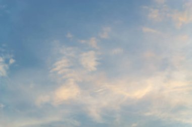 Yaz mavi gökyüzünde beyaz bulutlar.