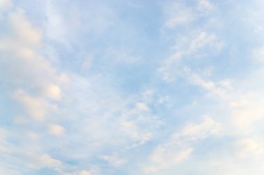 Yaz mavi gökyüzünde beyaz bulutlar.